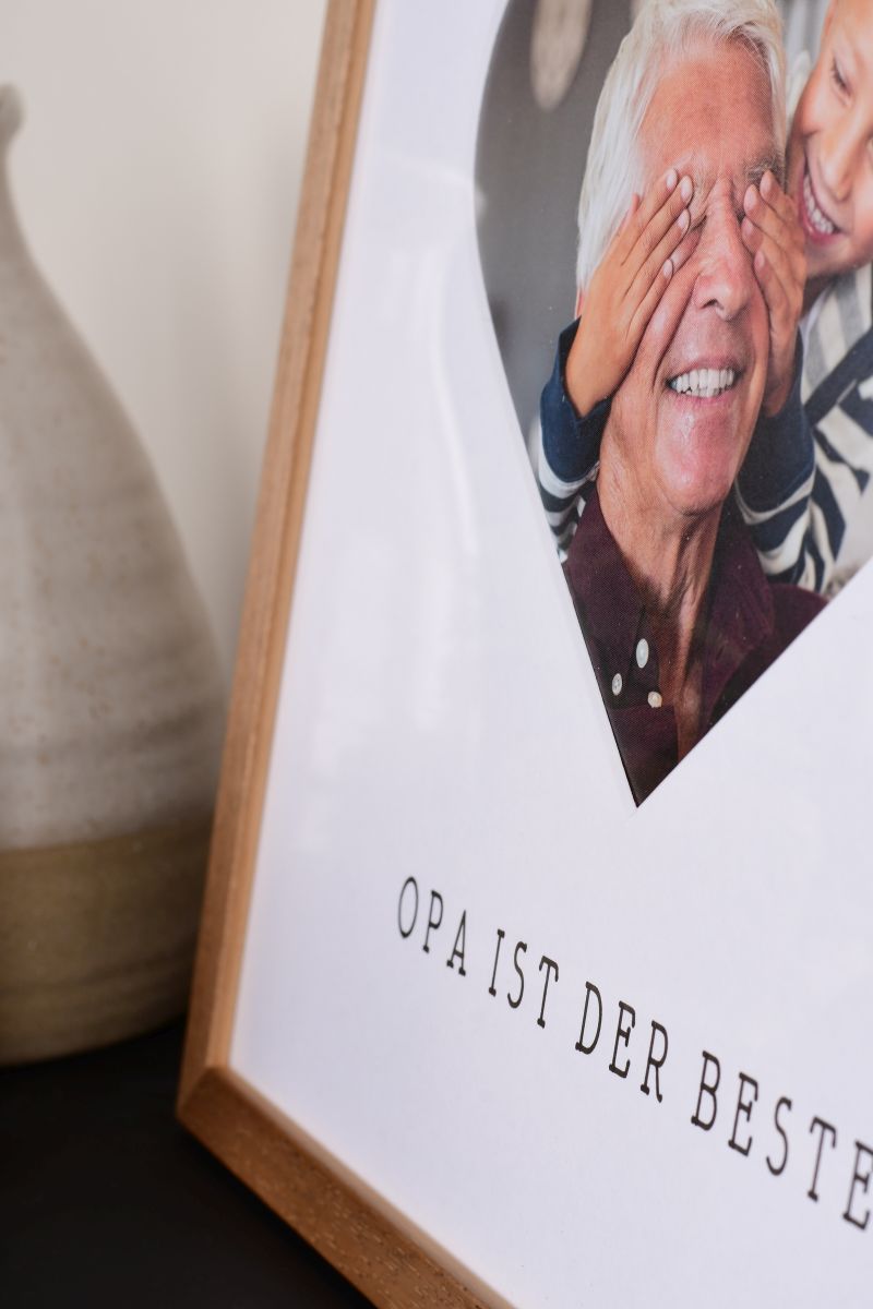 Primer plano de un marco de fotos de 30x30 de roble con paspartú con forma de corazón para el abuelo